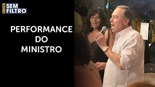 Barroso canta samba em bar de Brasília