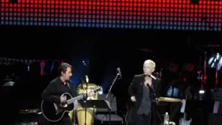 Annie Lennox wins George Harrison Global Citizen Award sings Annie Lennox wins George Harrison Global Citizen Award sings