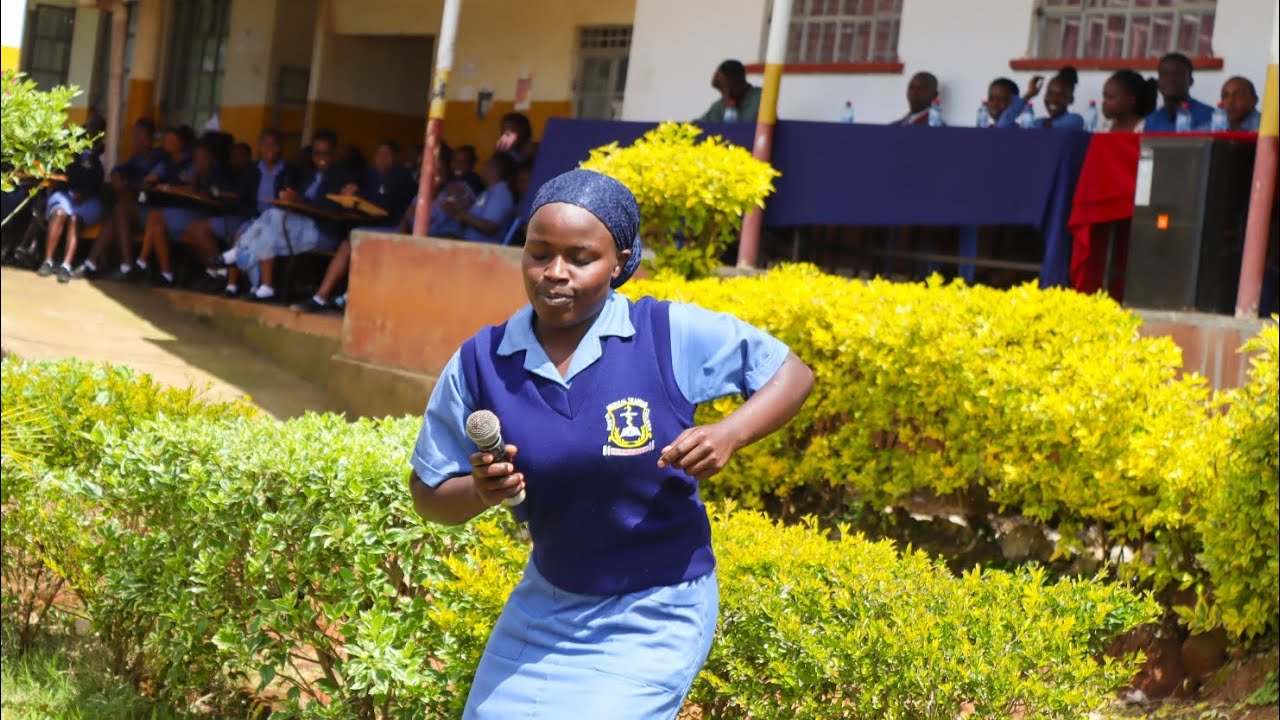 Dancing amazingly 🔥 at Kaptumo Campus:Baba Utulinde by Sharon Chepkorir.