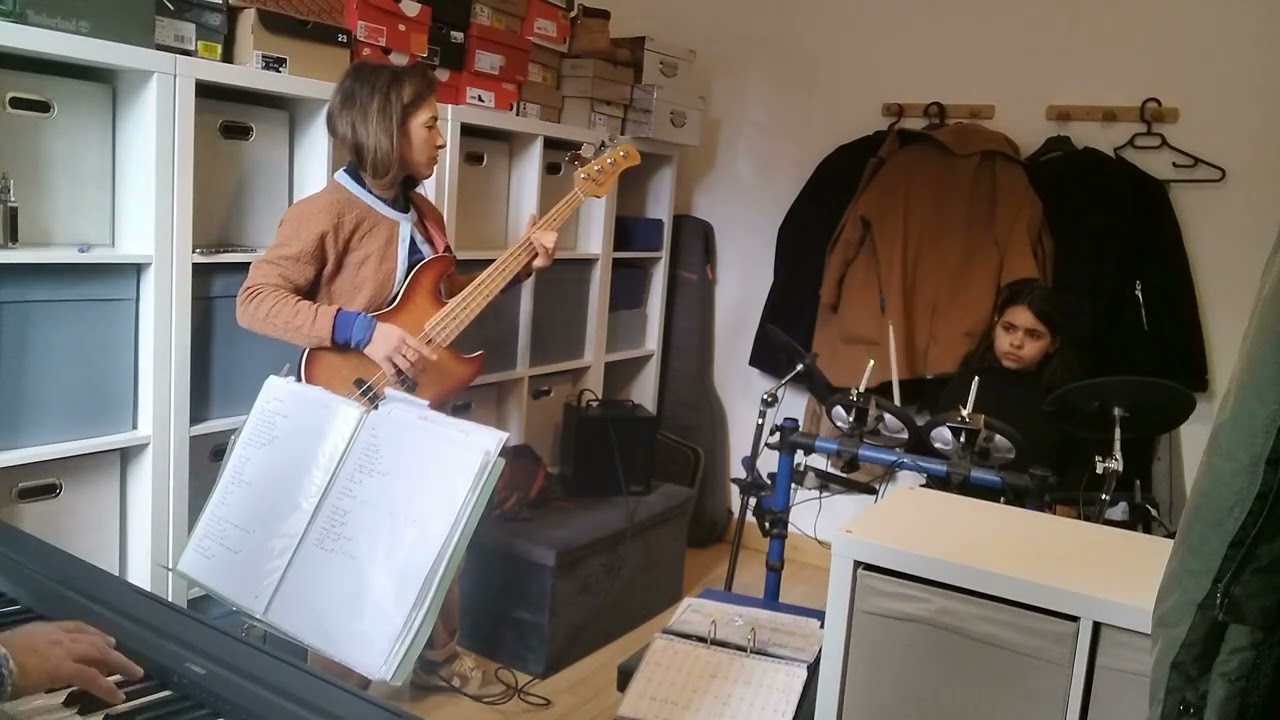 J.A.O Music Family à la maison. J'envoie valser de Zazie.