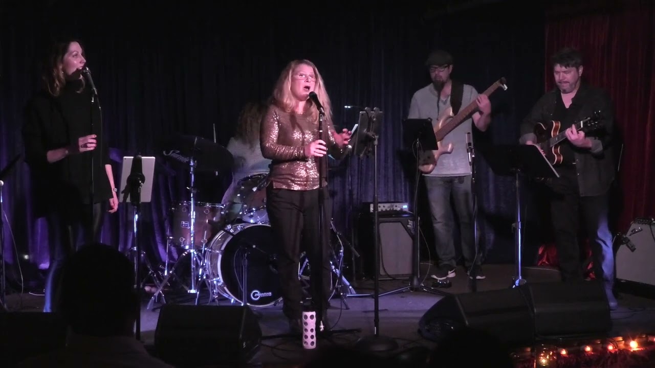 Anandi ~ When Things Fall Apart auf YouTube ansehen Anandi ~ When Things Fall Apart auf YouTube ansehen