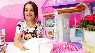 Bébé arrive !👶🚐 La poupée Chris prépare tout et accouche toute seule !