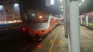 114/11/12 2033次區間快車桃園進站等141次自強號先開再出站，128次自強號進站+出站