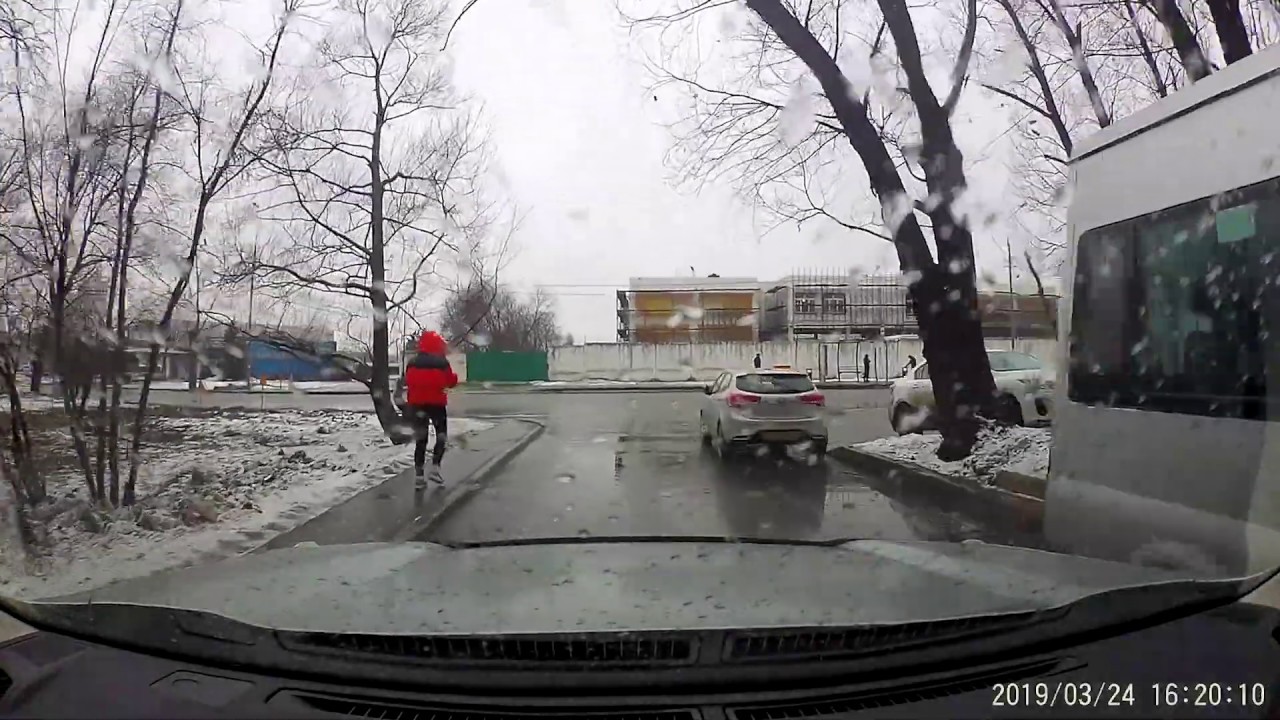 Скорость машины во дворе