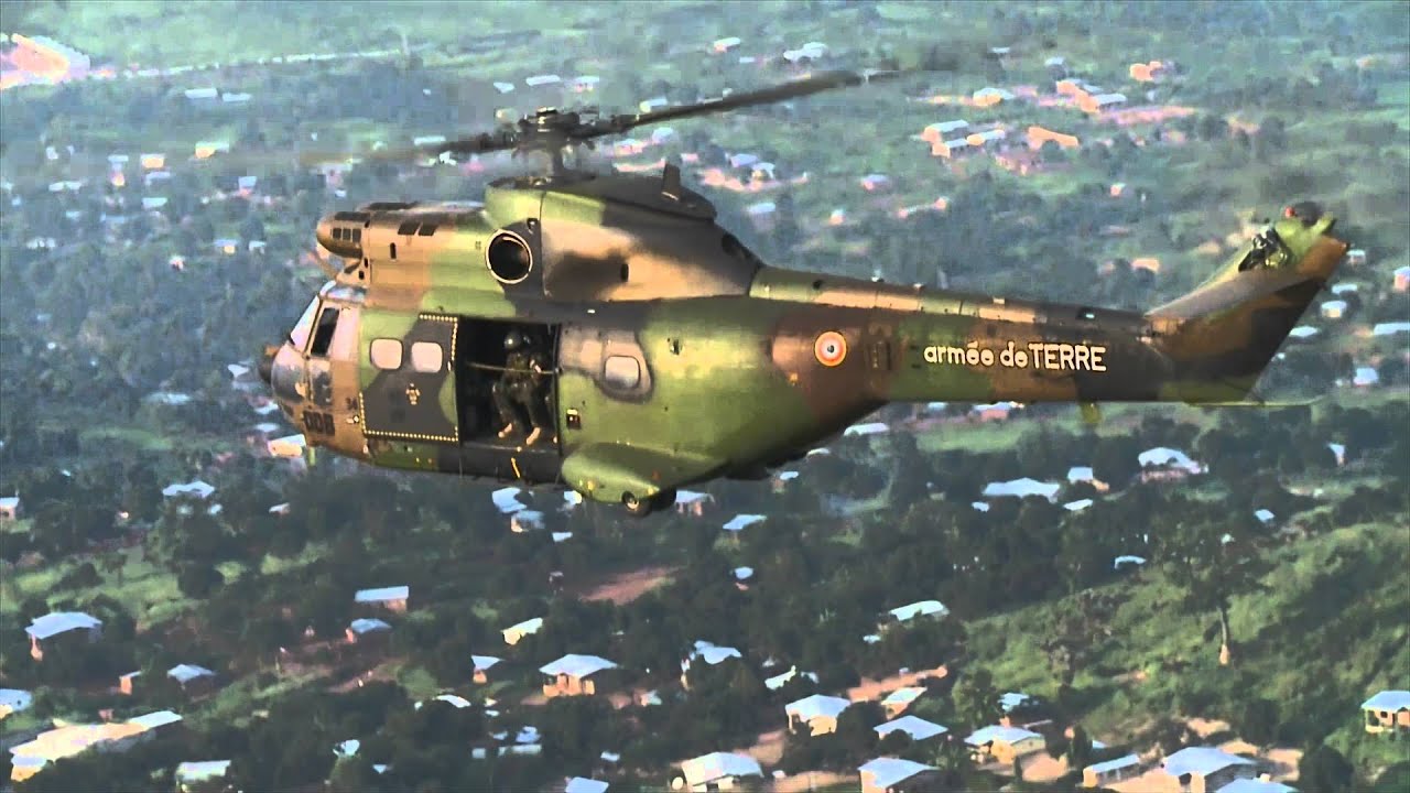 Survol de Bangui à bord d'un hélicoptère PUMA - YouTube