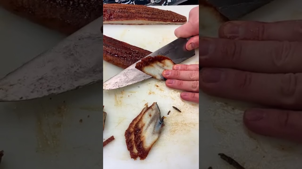 Как нарезать угря на роллы #Суши #sushi