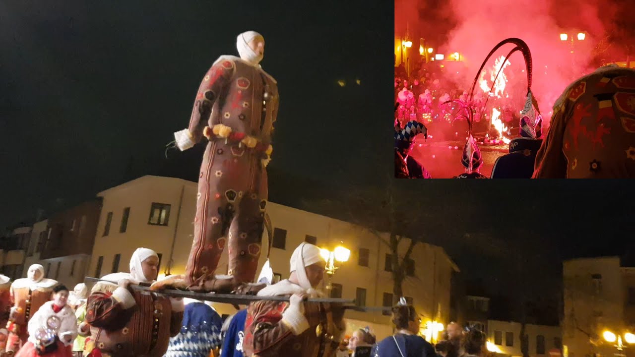 Gilles en Pierrots van groot Halle Popverbranding (Doll Burning) 2023 Full carnaval Halle