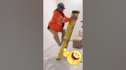 Stupid construction workers at work #workfails #constructionworkers #idiotsatwork #constructionfails