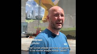 Gavlmaleri Udføres Fra Arbejdsplatform