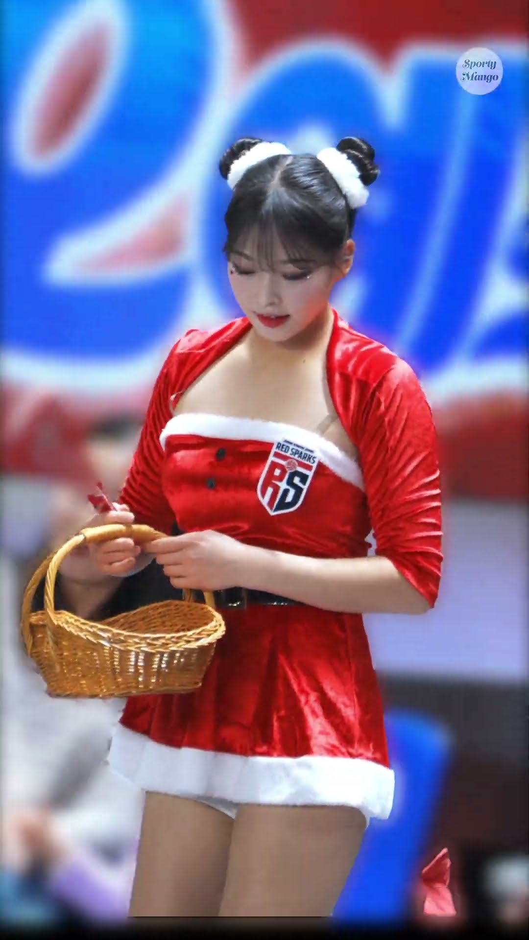 선물 나눠 주는 뿌까머리 최석화 치어리더