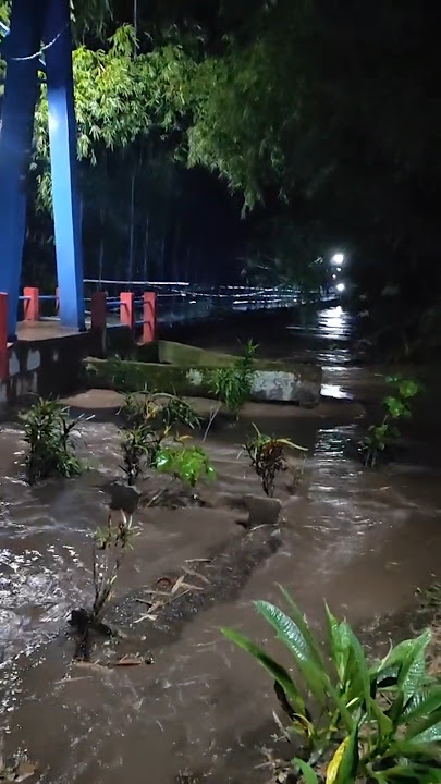Jembatan Gantung Hancur Diterjang Banjir di Jubung Sukorambi Jember