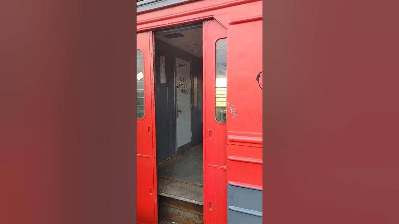 как нельзя делать в электричке 3 - YouTube