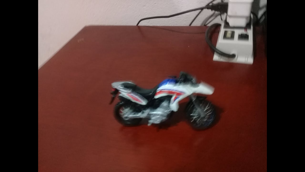 MINIATURA XRE 300 1/18 - YouTube