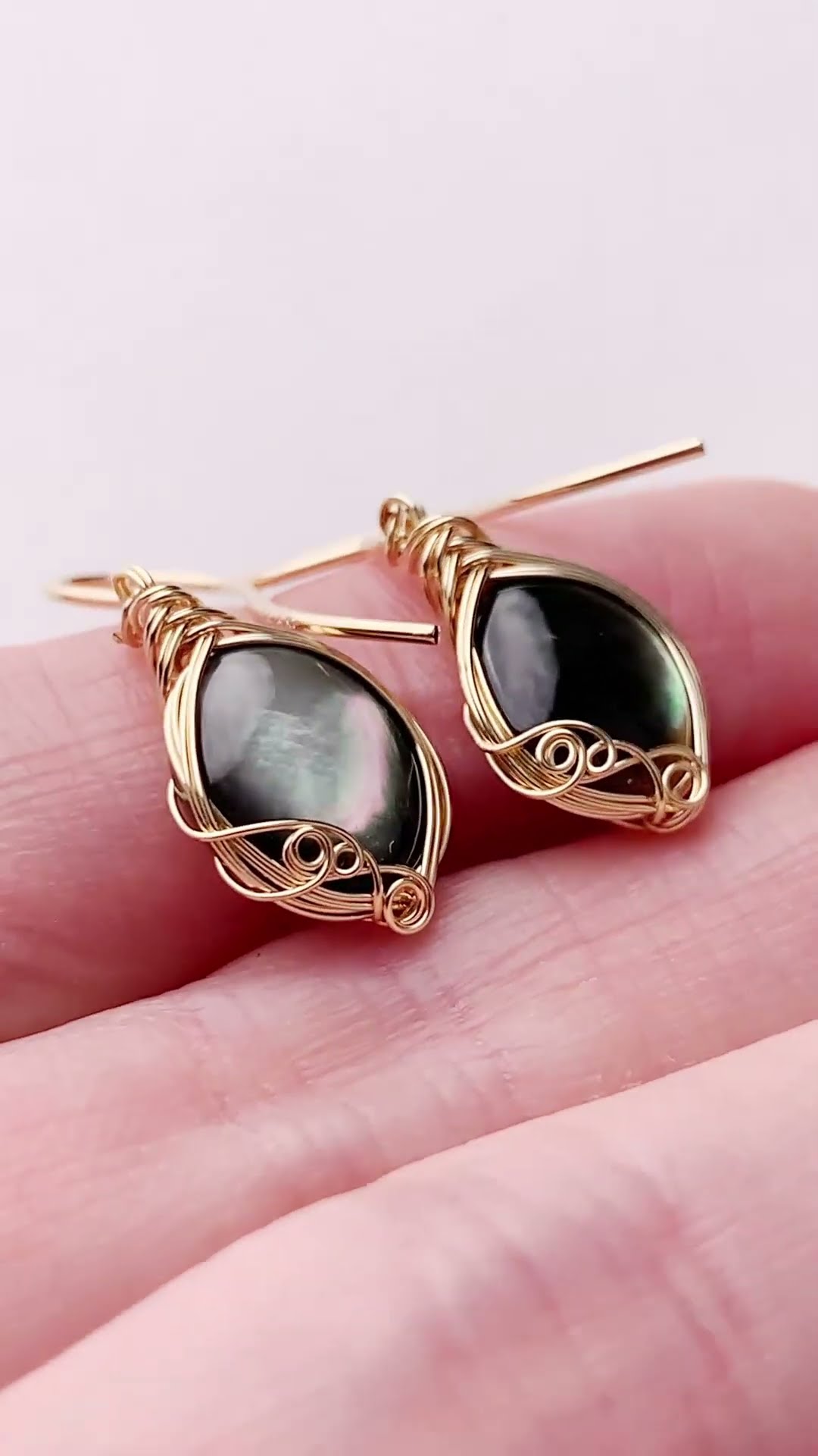 レアです。ライトニングリッジ産ブラックオパール14kgfワイヤーフックピアス オパール ピアス ワイヤーラッピング 14kgf 天然石 | 天然石