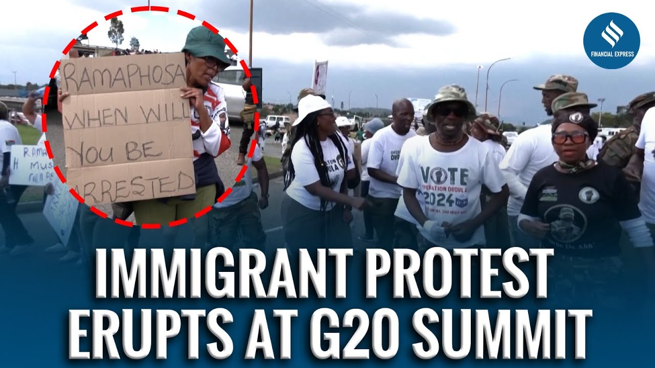 Столкновения антииммигрантских активистов с полицией возле места проведения саммита G20 в Йоханне...