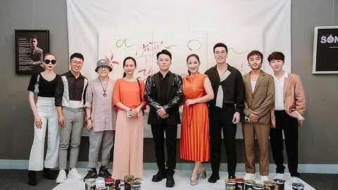 Họa sĩ Phạm Hồng Minh vẽ tranh trình diễn với phong cách độc và lạ tại triển lãm "Sống"