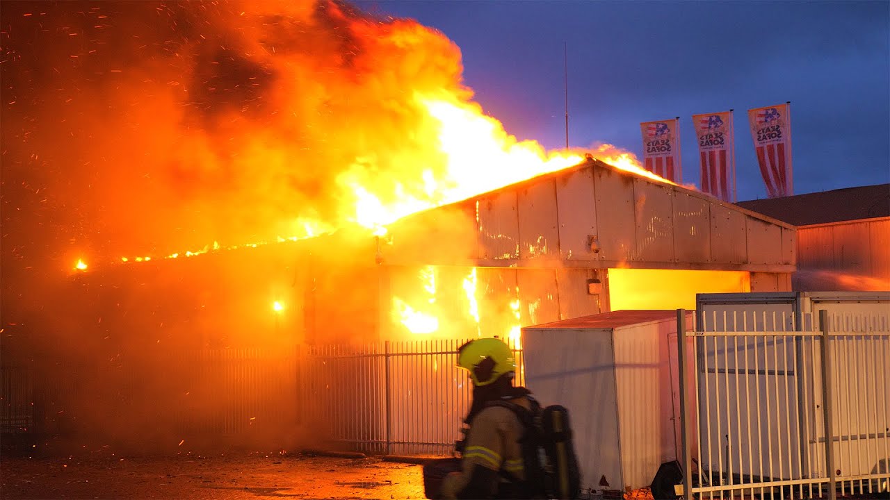 [GRIP1] Uitslaande brand in loods Sliedrecht