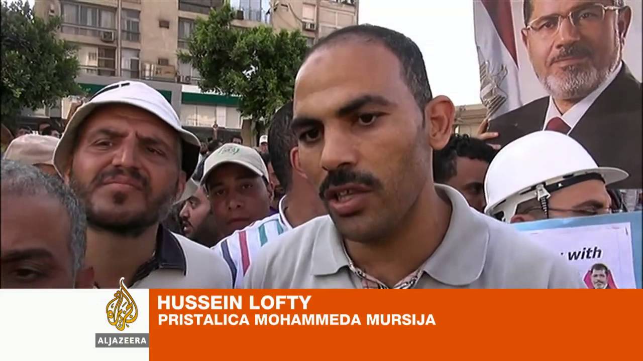المصريون المنقسمون يعودون إلى الشوارع
