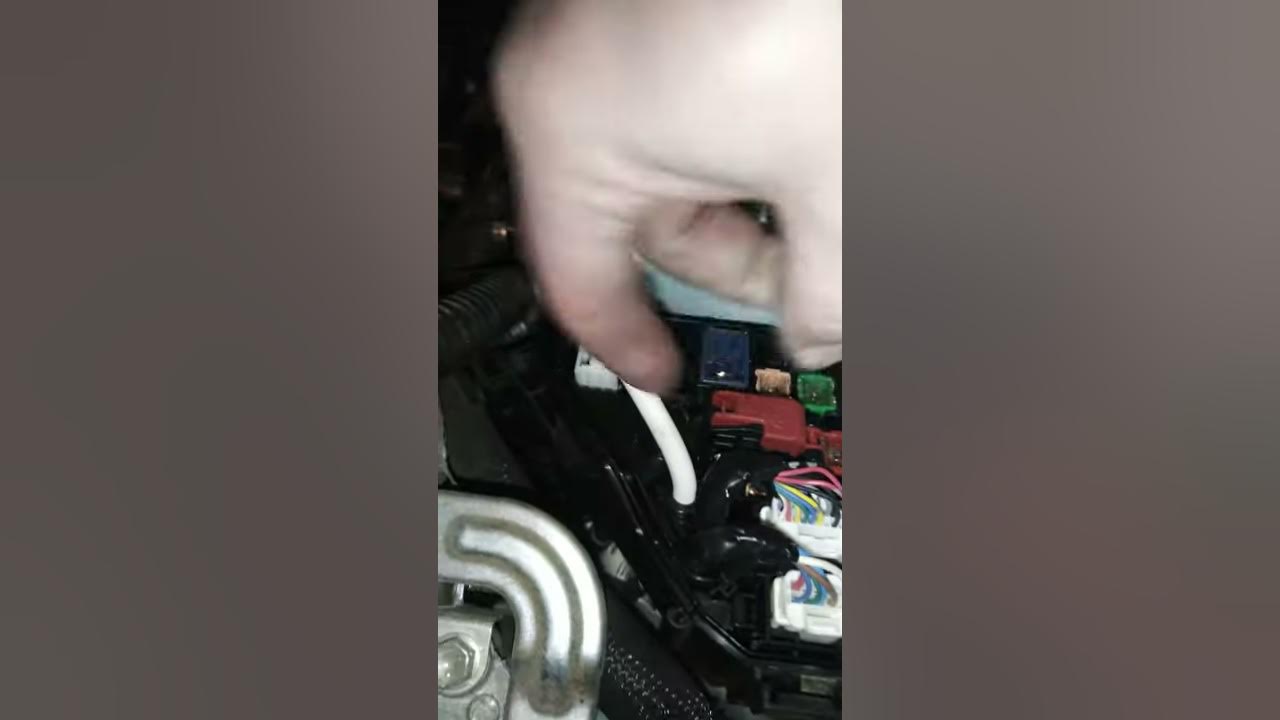 Как снять аккумулятор тойота аква Как прикурить Toyota aqua - YouTube