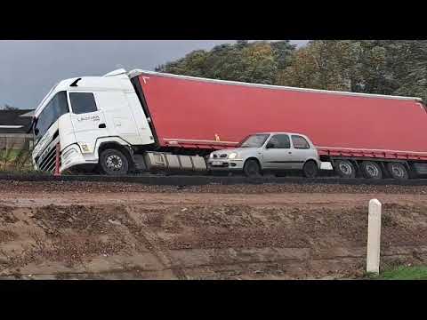Rukwinden blazen vrachtwagen van weg op N8