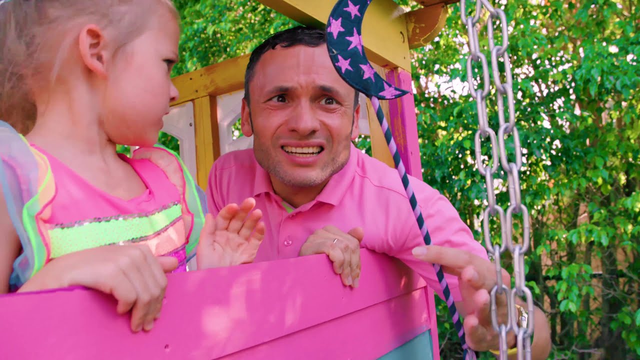 ⁣Maya küçük olanları büyüklere dönüştüren sihirli değnek ile oynuyor | Maya ve Mary'nin çocuk şa