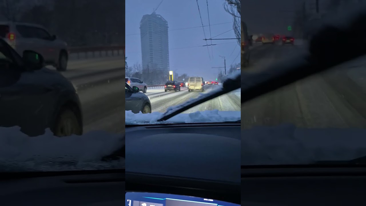 Ситуация на дорогах в Днепре. Дороги чистят, но все равно скользко.