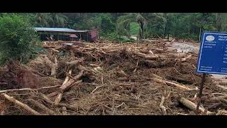 bersih kawasan rumah yang dilanda banjir di kampung belukar bukit ..