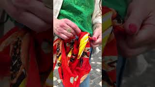 How to turn a bandana scarf into a bag! 💁‍♀️#fallfashion #scarf #fashiontips