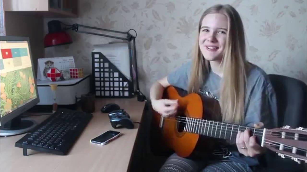 Песня родной поет девушка. Девочка поет под гитару. Красиво поет под гитару.