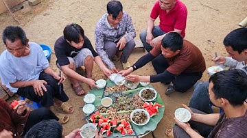 Sự Béo Minh Vi Vu Pây Hầu Đồn lấy rau rừng bổ củi lấy thóc trên lán ông bà Xuân.Nguyễn Tất Thắng
