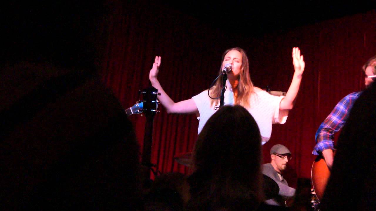 Leighton Meester & Check in the Dark -