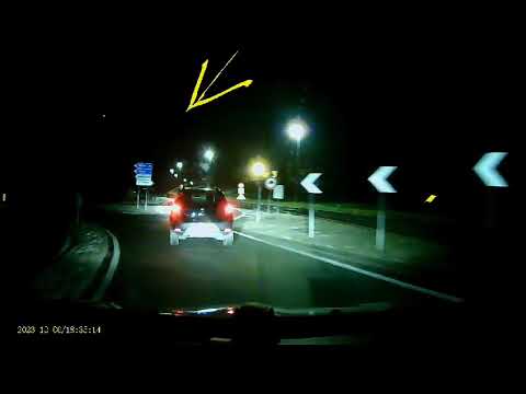 Lo strano oggetto volante registrato dalla dashcam di un auto -VIDEO-