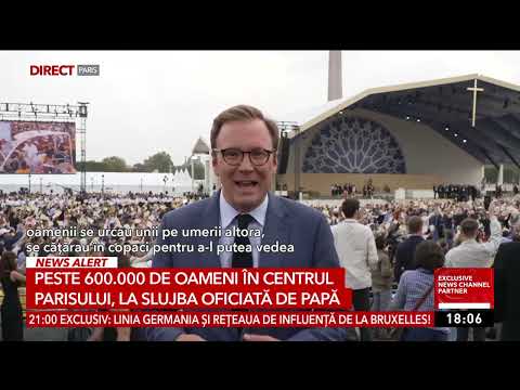 Hundreds of thousands of people wait in the street for the Pope's visit to Place de la Concorde
