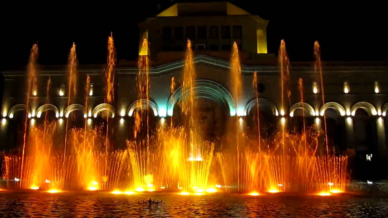 Ереван воздух. Танцующие фонтаны в Ереване. Ереван фонтаны на площади. Поющиефантаны Ереван Армения. Поющие фонтаны в Армении.