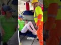 Bocah Ini Sok Cuex di Bus, Endingnya Malu Banget