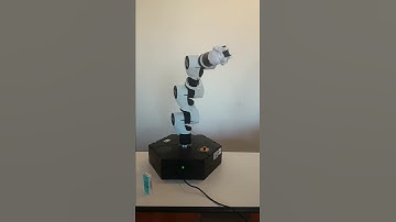 Braccio Robotico a 6 assi in movimento