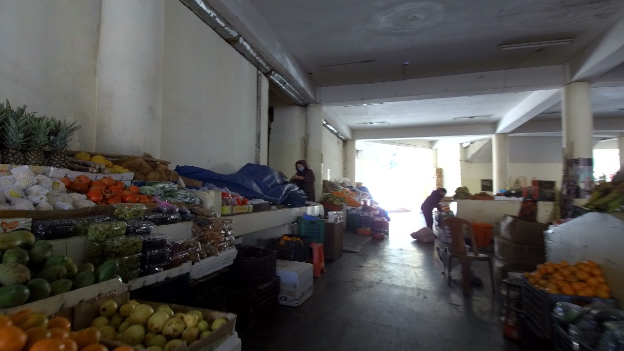 ティンプー・ザブジマーケットの１Fは輸入品が並ぶ