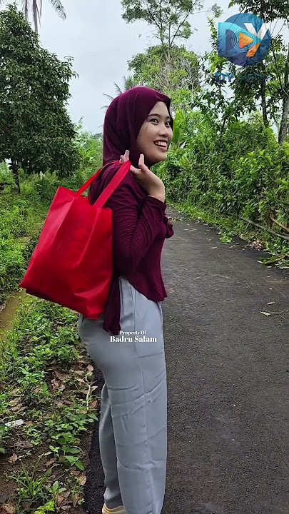 gadis pedesaan berjalan menyusuri jalan ke sawah #gadisdesa #jandadesa