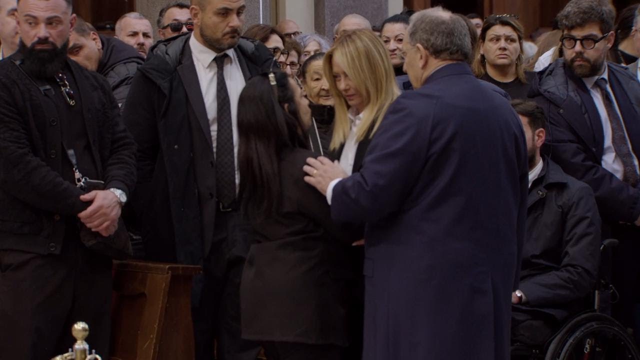 L'abbraccio di MELONI con la madre di DOMENICO, il bambino morto a NAPOLI