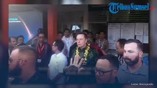 Viral Momen Elon Musk Celingak-celinguk Lihat Gerombolan Burung Gereja di Bali, Dikira Drone