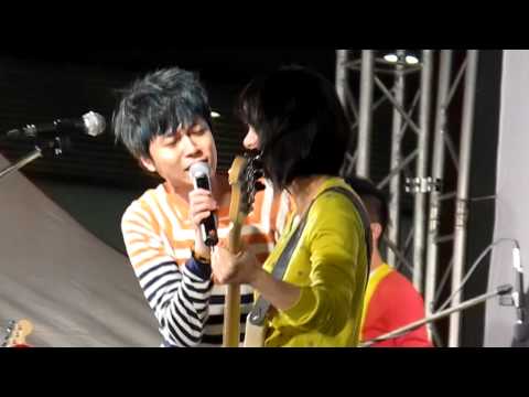 2011.12.02蘇打綠@威秀廣場【你在煩惱什麼台北簽唱會】青峰騷擾家凱跟馨儀