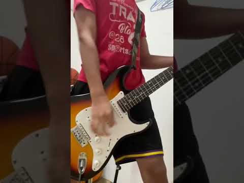 What really happens when you strum like Billie Joe Armstrong! #jokes #billiejoearmstrong #greenday