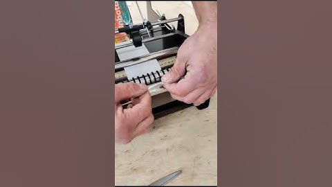 Ручной этикетировщик. Нанесение самоклеящейся этикетки на бутылки. ПрактикМ