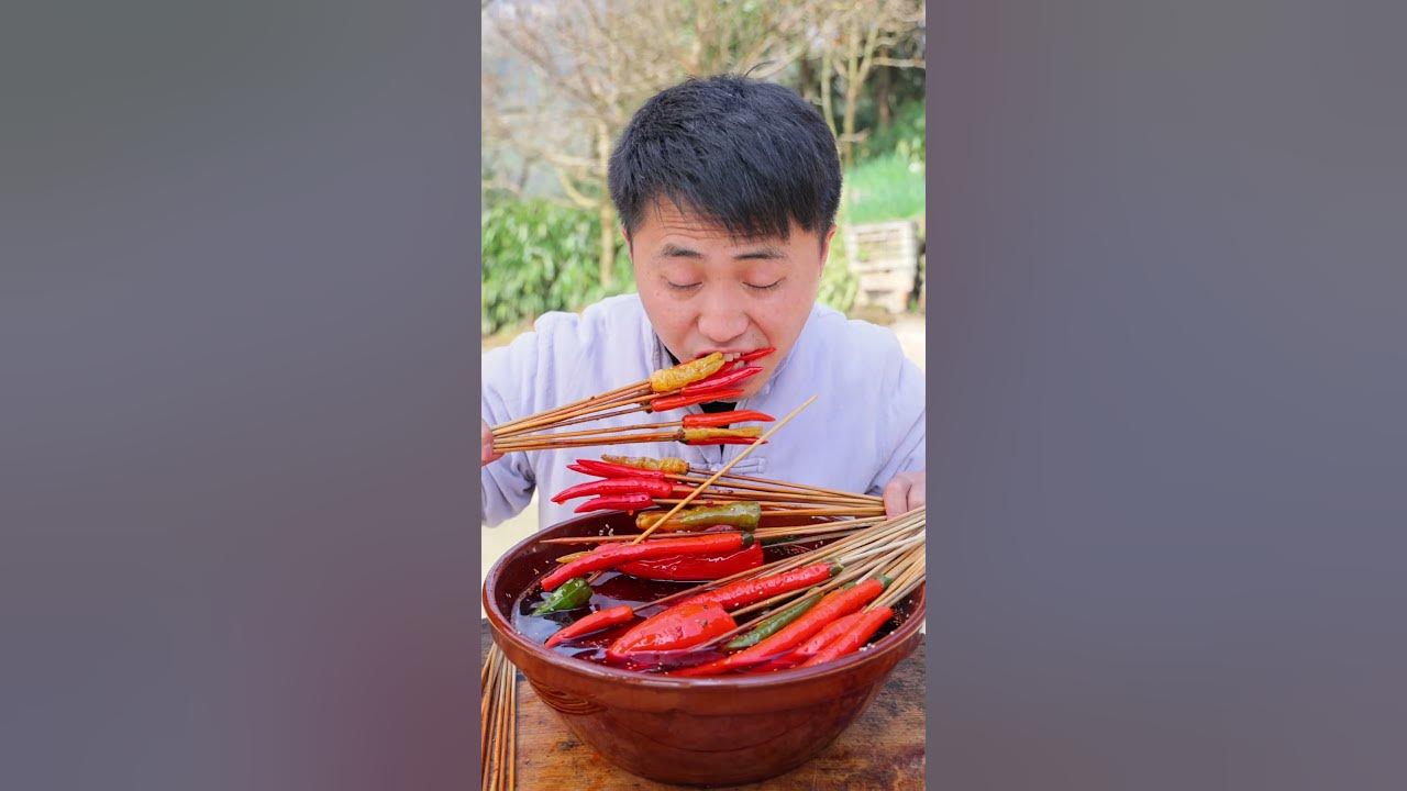 Even eating spicy skewers doesn't make Ermao feel spicy! Songsong add spiciness to him#mukbang