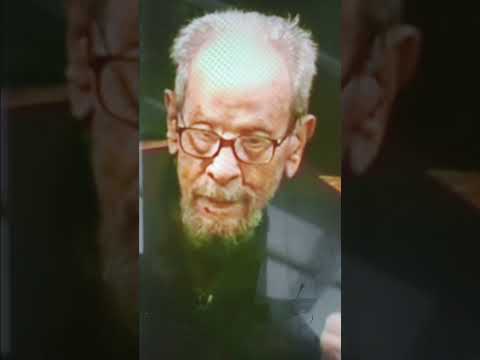 الأديب المصري الراحل نجيب محفوظ بعد بلوغه سن 93 سنة لم يعد قادرا على رؤية العجب
