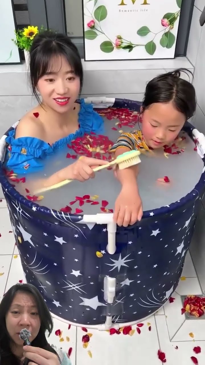 MAMA GOSOK DEDEK MANDI DENGAN SIKAT WC⁉️