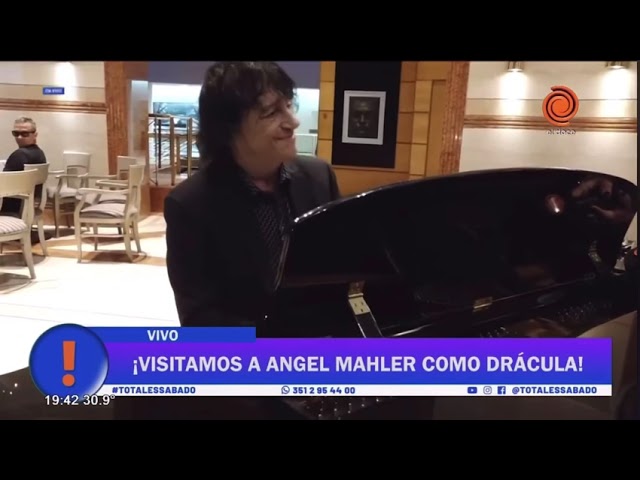 El móvil del programa "Total es Sábado" mano a mano con Ángel Mahler