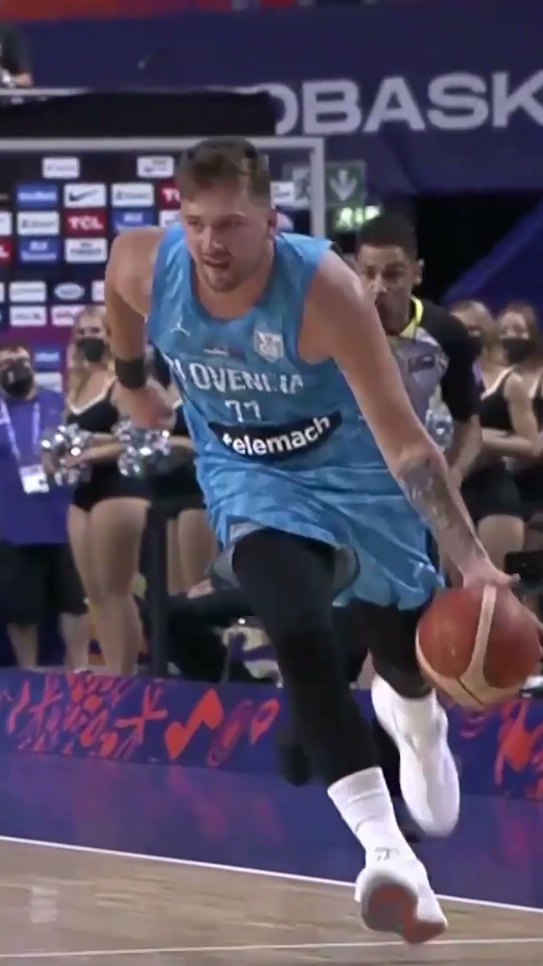 Nutmeg to start and alley-oop to finish ✨