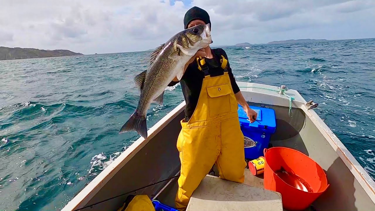 Lure Fishing For Bass in Choppy Conditions! Small Commercial Boat Fishing