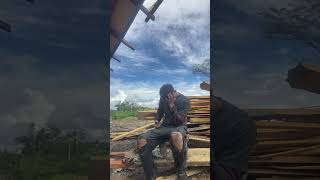 Menor trabalhador e filmado chorando, escutando MC lipi e Hungria
